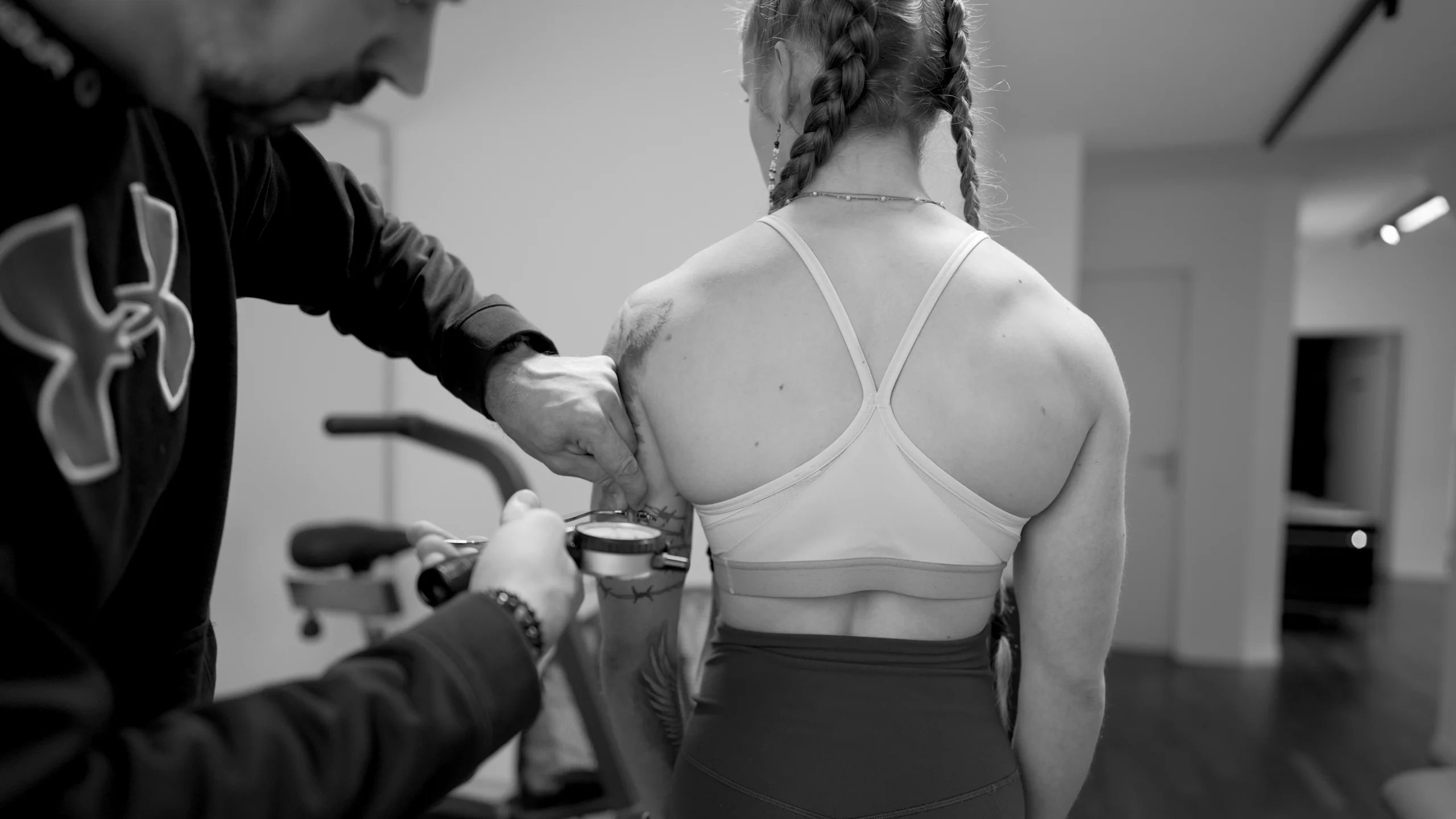 athletin-caliper-messung-triceps-bikini-athletin-coach-semper-fi-body-concept Coach macht eine Calipermessung bei einer Athletin und misst die Triceps-Hautfalte.
