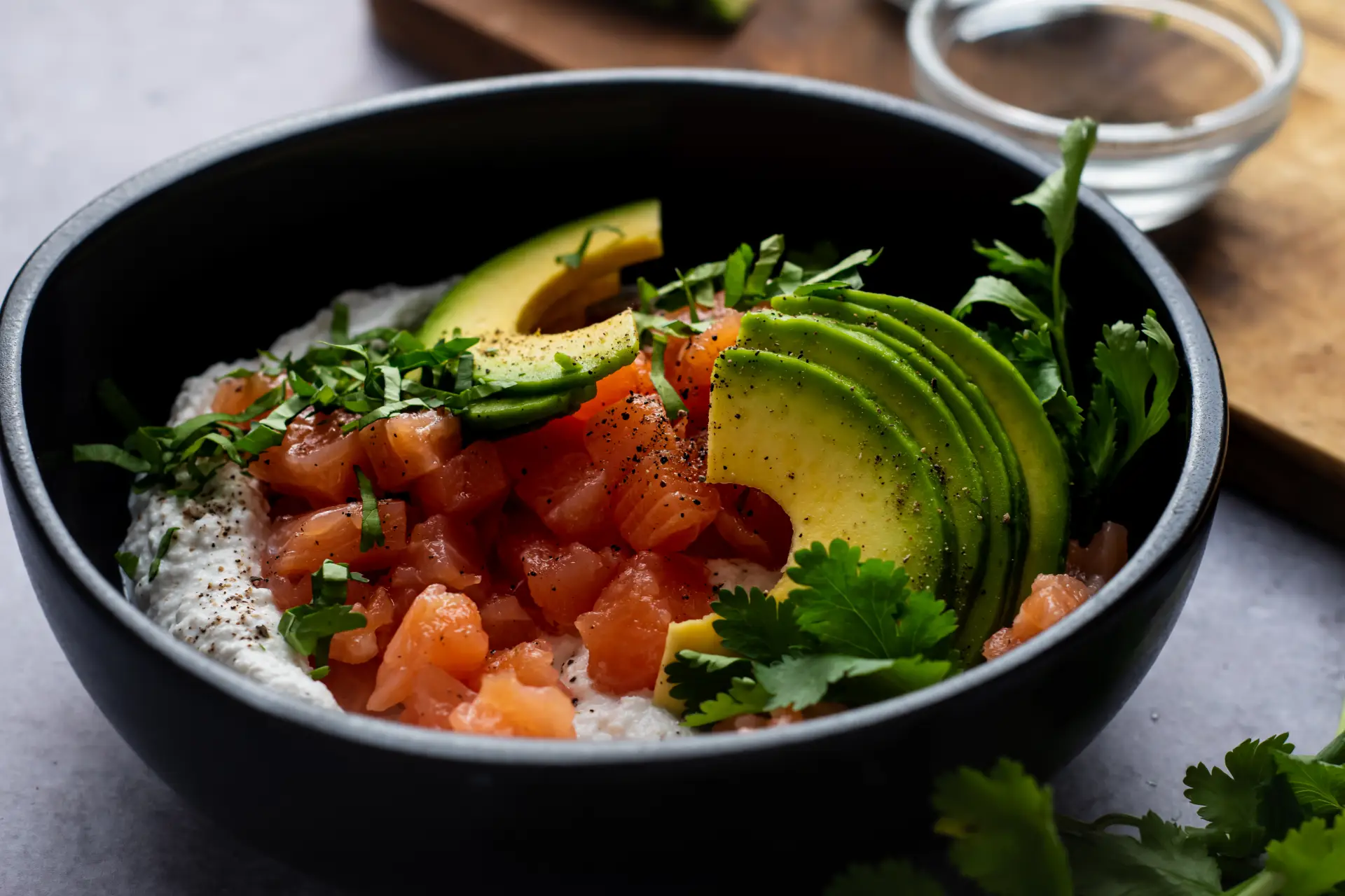 Widlachs mit Avocado und Hüttenkäse, angerichtet in einer Schale.