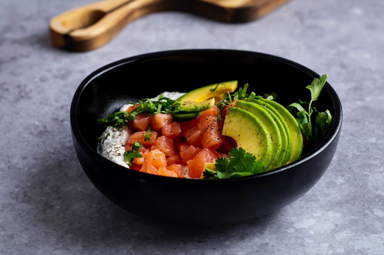 Widlachs mit Avocado und Hüttenkäse, angerichtet in einer Schale.